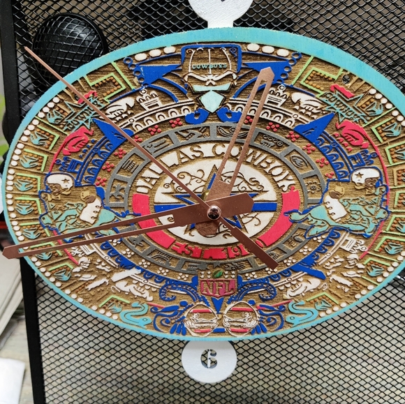 Dallas. Cowboys Aztec calendar clock - Picture 6 of 7